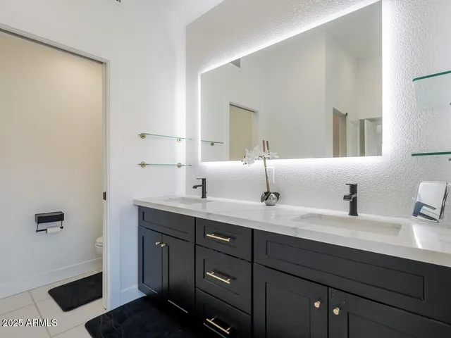 a view of a back yard