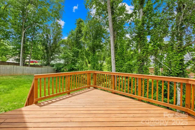 a view of an house with backyard