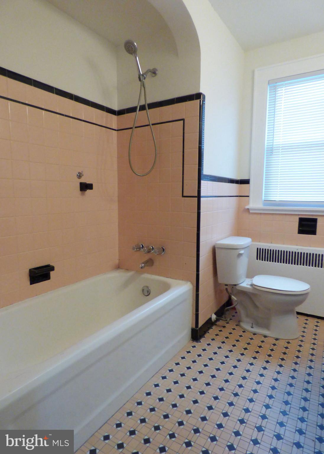 90 State Street, Unit 1 Penns Grove, NJ 08069 - Photo 20 of 21 a bathroom with a toilet a sink and a bathtub