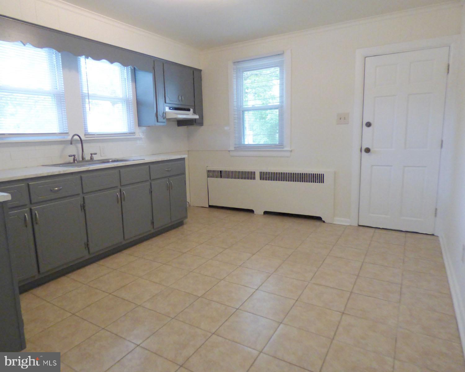 90 State Street, Unit 1 Penns Grove, NJ 08069 - Photo 4 of 21 a spacious bathroom with a bathtub and a sink
