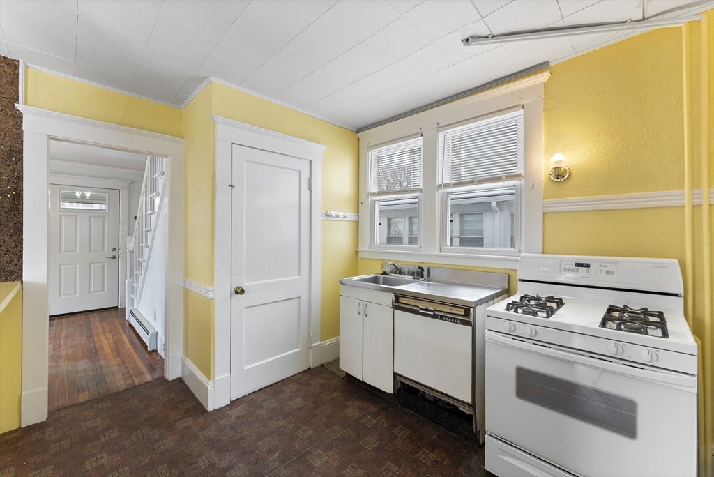 65 Edgemont Street Springfield, MA 01109 - Photo 18 of 35