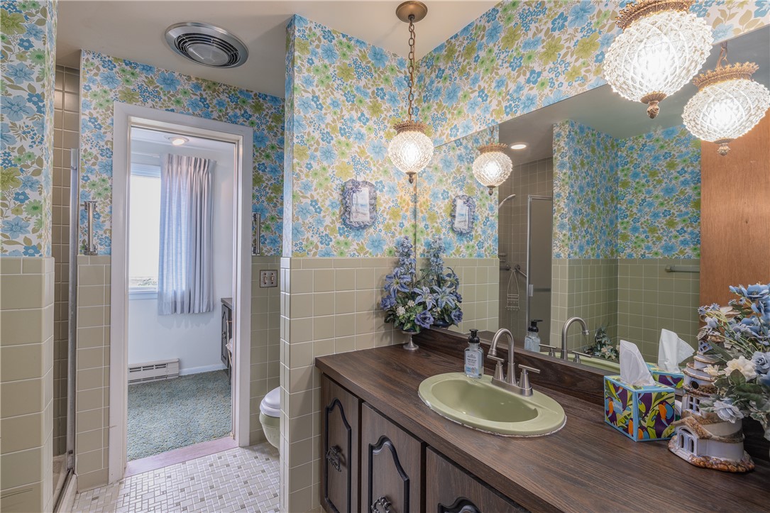 12 Lighthouse Road Parma, NY 14468 - Photo 17 of 49 Soaking tub and a shower. Split with the primary