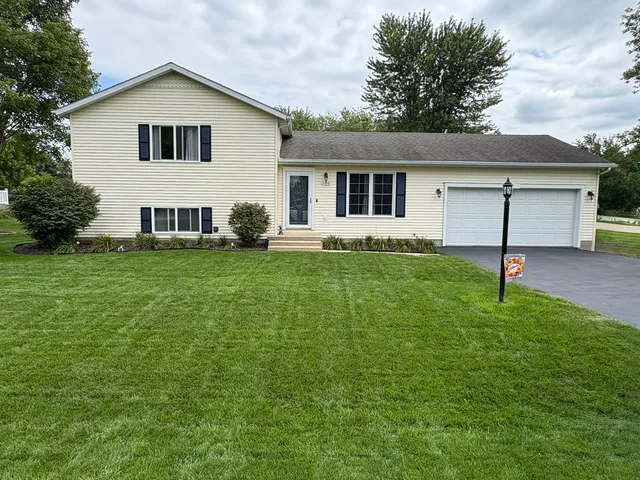 $259,000 | 100 Windward Lane, Rochelle, IL 61068