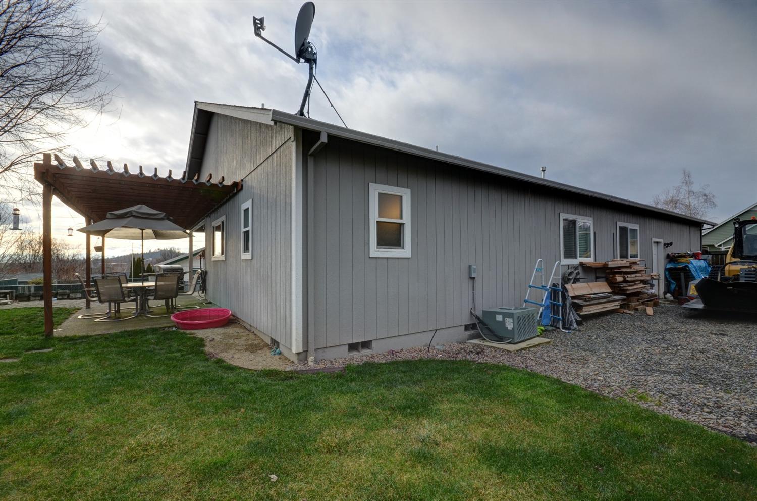 917 Ridgeview Drive Eagle Point, OR 97524 - Photo 30 of 31 a view of a backyard with table and chairs and a umbrella