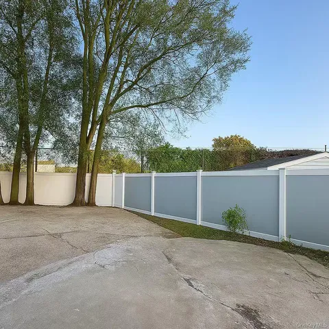 $899,800 | 200 St Regis Drive, Massapequa Park, NY 11762