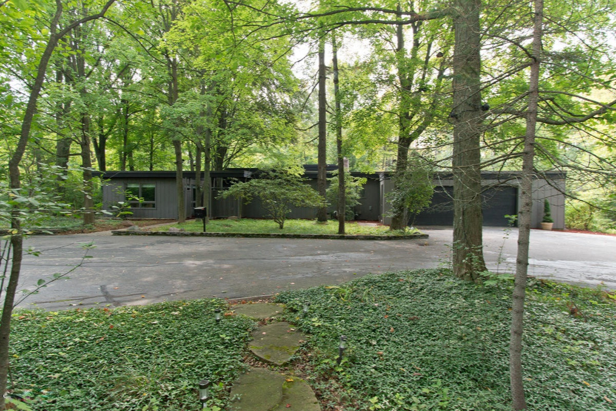 3434 Cascade Road Southeast Grand Rapids, MI 49546 - Photo 2 of 75 3434 Cascade Rd
