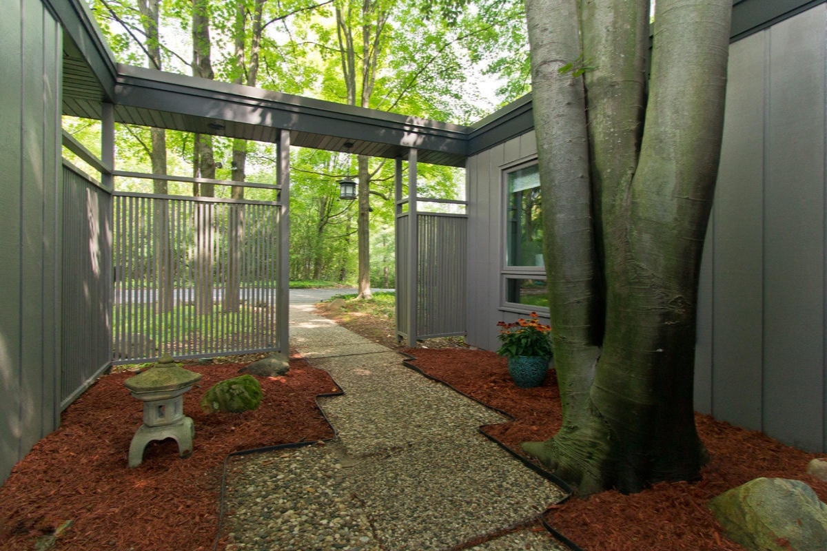 3434 Cascade Road Southeast Grand Rapids, MI 49546 - Photo 5 of 75 Courtyard