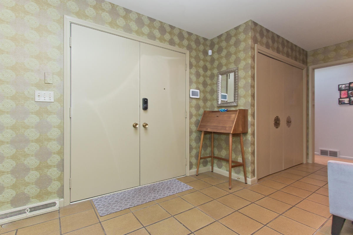 3434 Cascade Road Southeast Grand Rapids, MI 49546 - Photo 6 of 75 Foyer