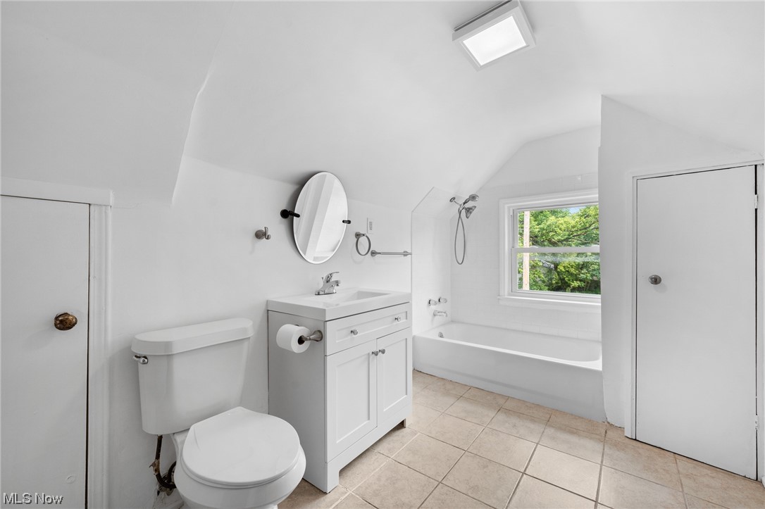3694 Grosvenor Road Cleveland, OH 44118 - Photo 19 of 29 Spacious 2nd floor bathroom