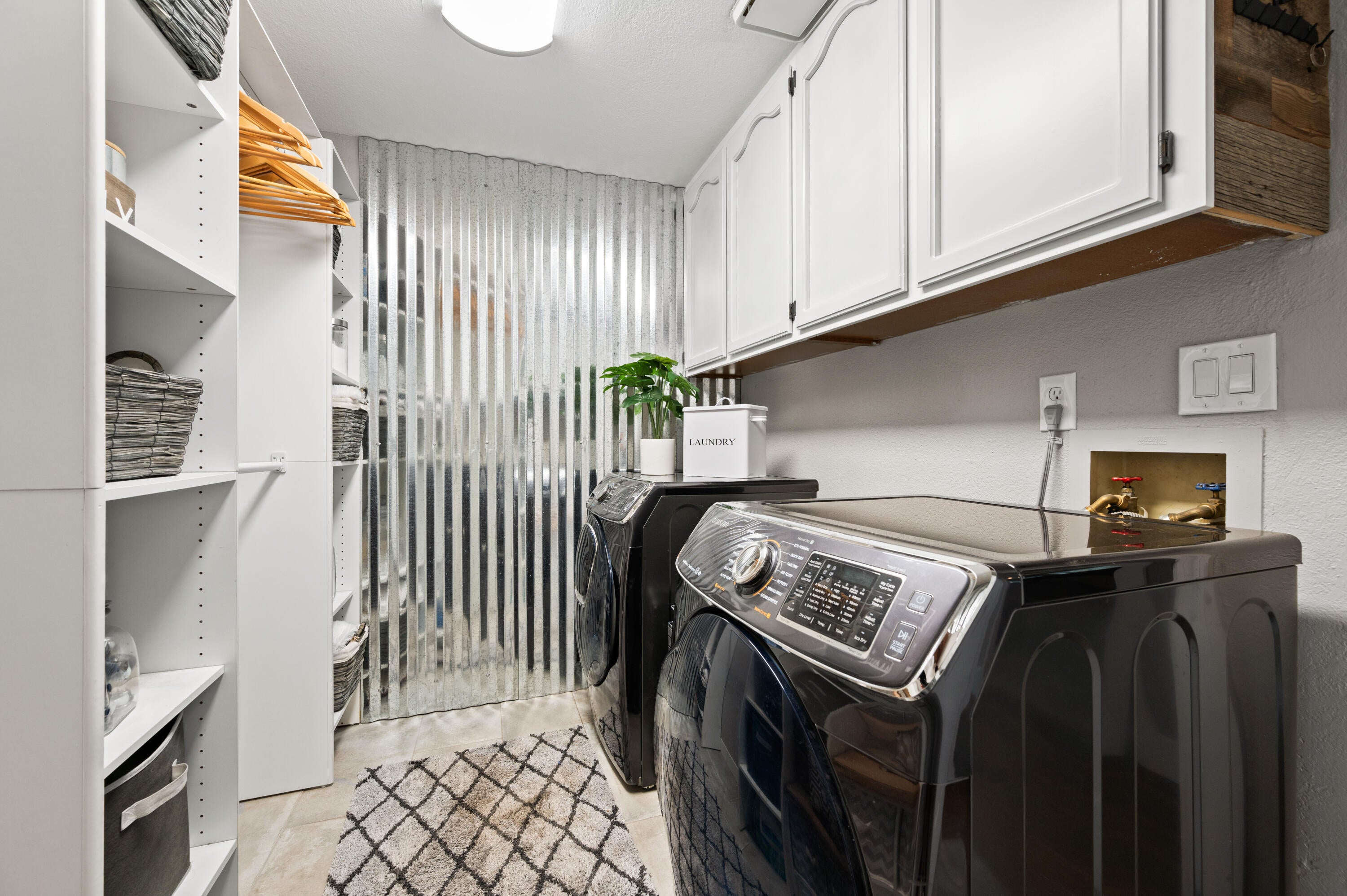 19096 Baker Road Bend, OR 97702 - Photo 25 of 41 Laundry Room