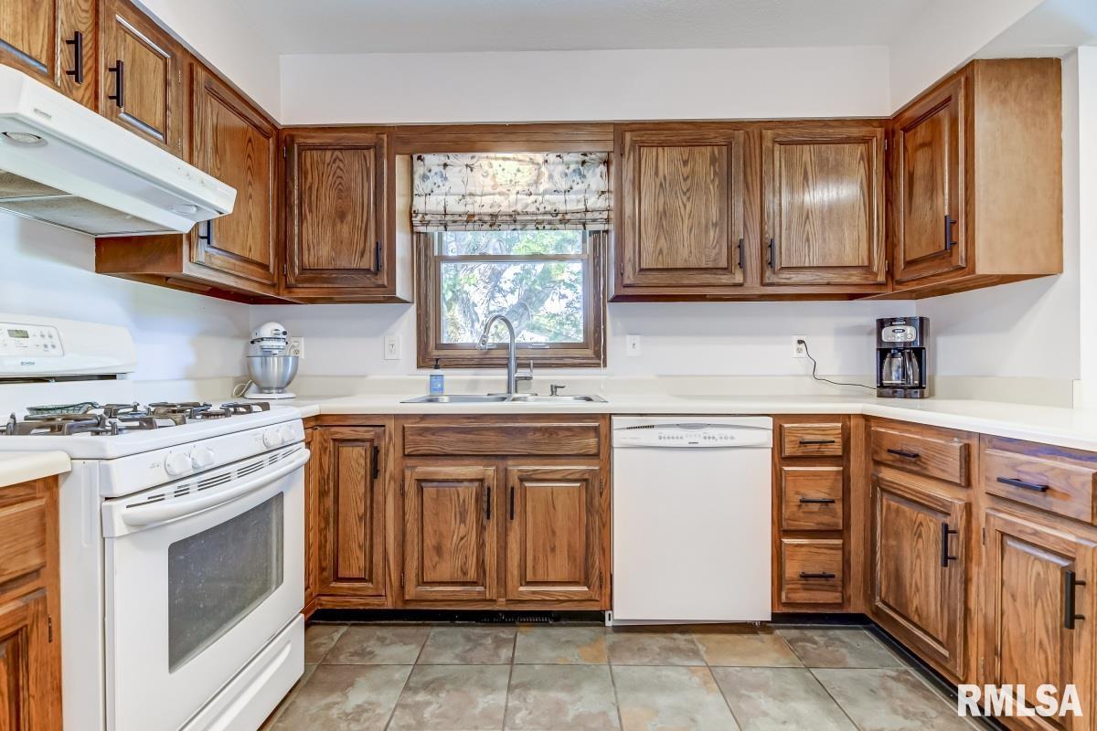 29 Wind Cave Drive Springfield, IL 62712 - Photo 14 of 40