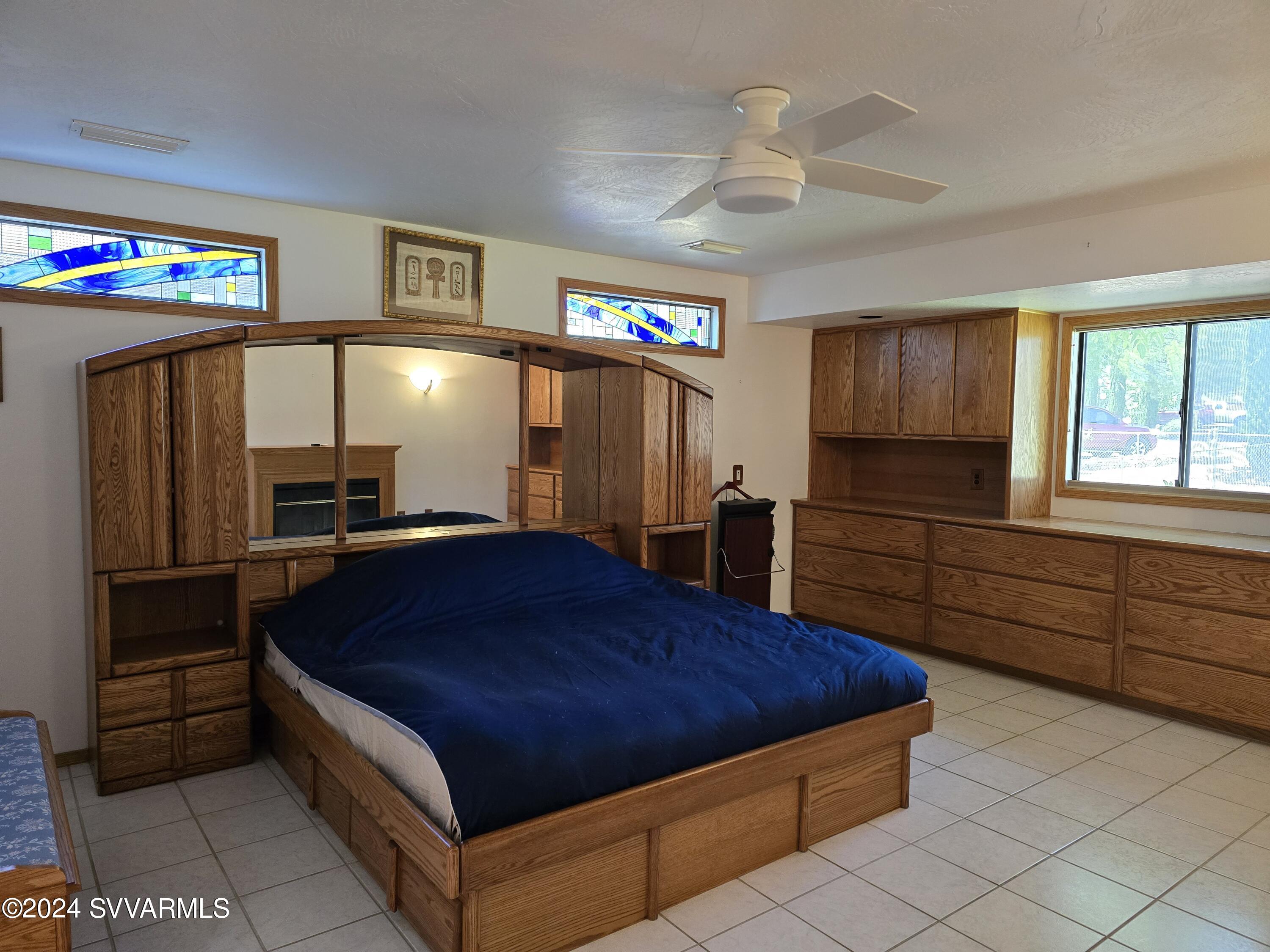 1707 Sawmill Road Cottonwood, AZ 86326 - Photo 22 of 93 a room with a bed and a television in it