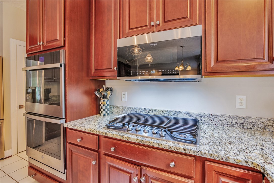 320 Sunningdale Rise Webster, NY 14580 - Photo 11 of 50 ALL BRAND NEW STAINLESS STEEL APPLIANCES!!