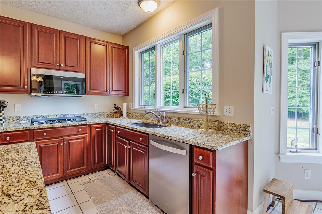 320 Sunningdale Rise Webster, NY 14580 - Photo 13 of 50 Oversized window overlooking the back yard!