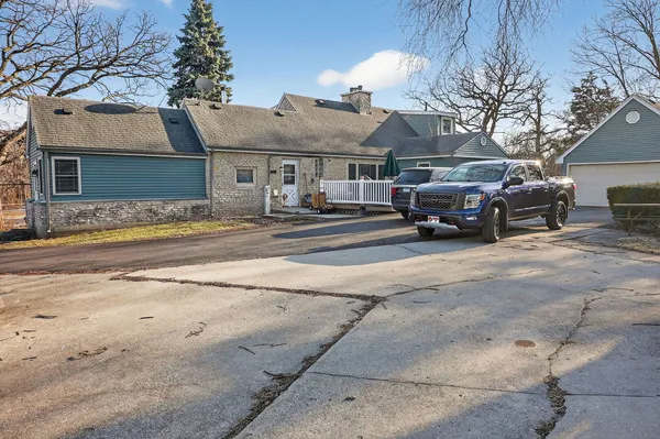 $900,000 | 400 North Frontage Road, Darien, IL 60561