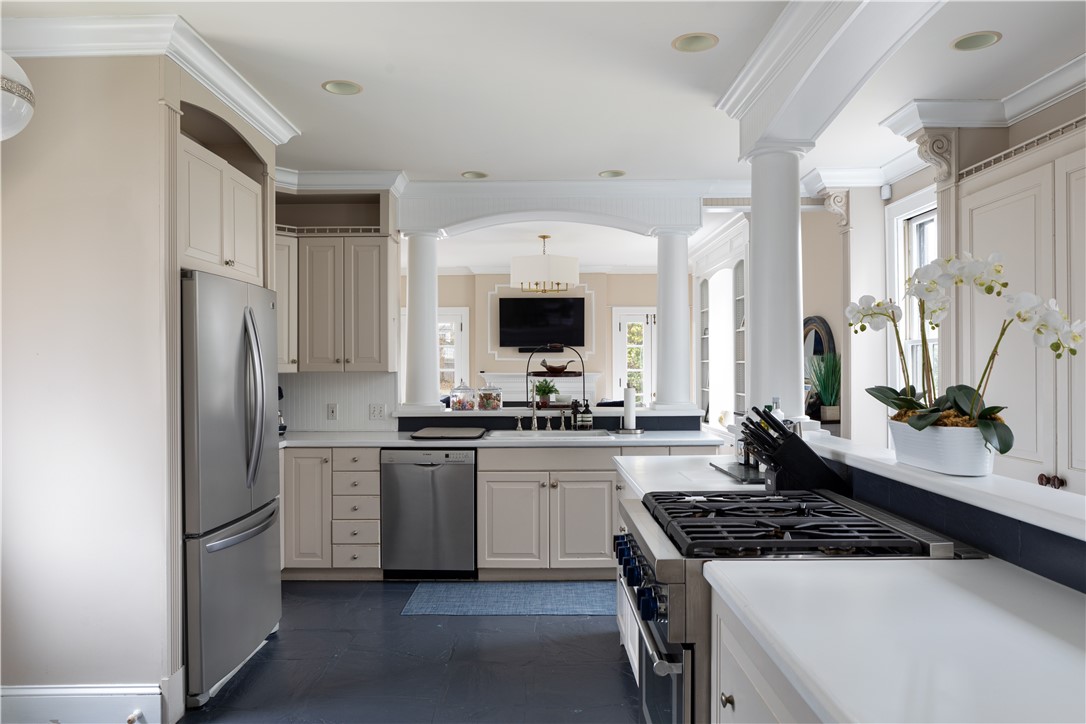 27 Kay Street Newport, RI 02840 - Photo 11 of 31