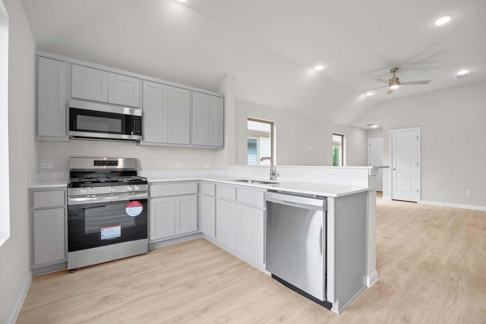 281 Bendecido Loop Elgin, TX 78621 - Photo 10 of 37