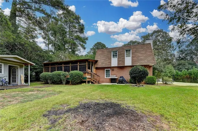a view of a house with a yard