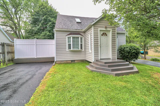 $329,000 | 22 Schaffer Drive, Colonie, NY 12047