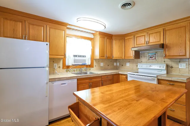 $329,000 | 22 Schaffer Drive, Colonie, NY 12047