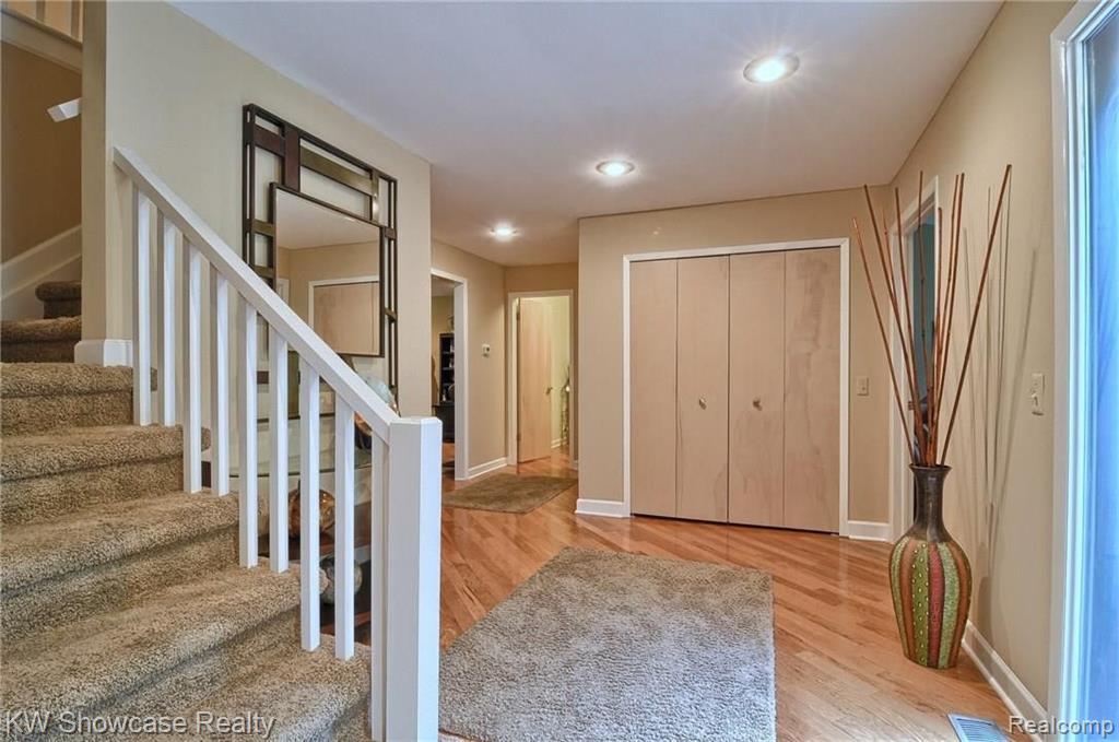 30654 High Valley Road Farmington Hills, MI 48331 - Photo 4 of 43