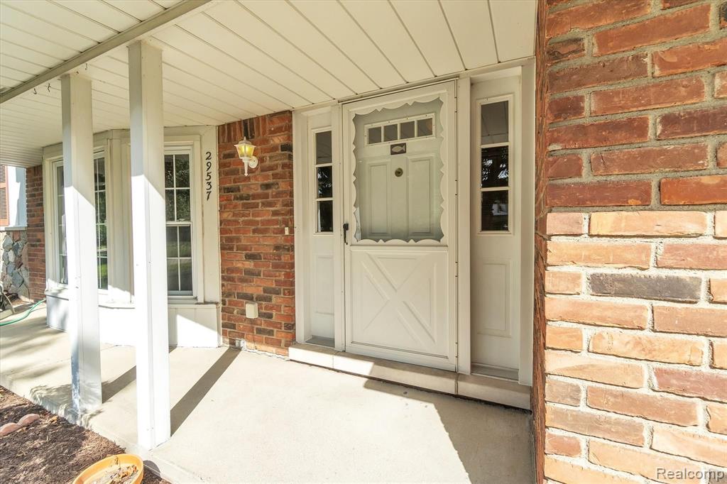 29537 Fox Grove Road Farmington Hills, MI 48334 - Photo 5 of 37