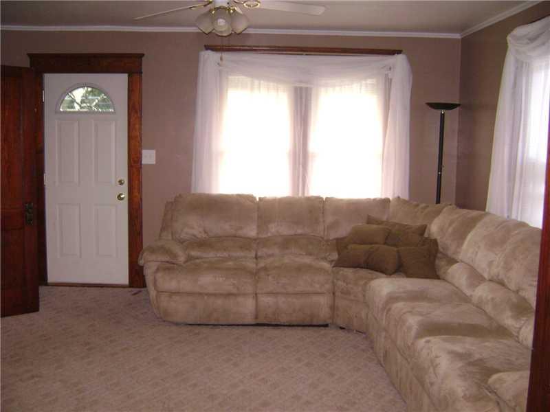 2423 Savannah Road New Castle, PA 16101 - Photo 7 of 20 Living Room.