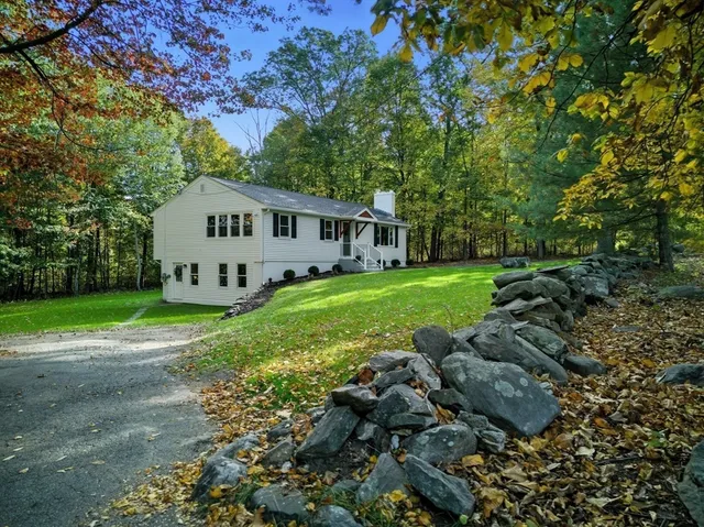 a view of a house with a yard