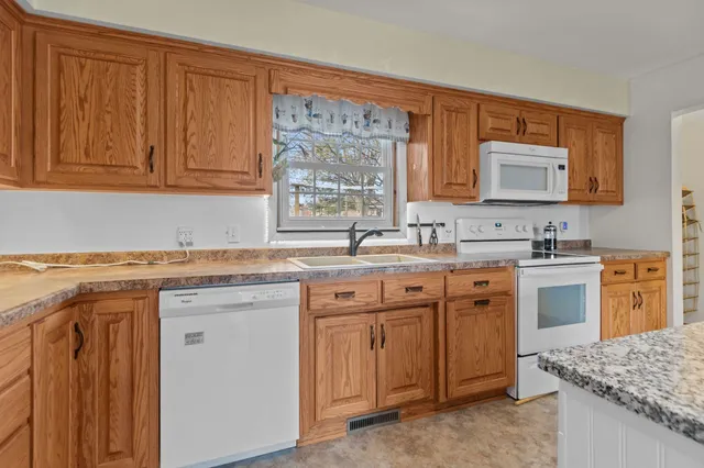 $199,900 | 815 Sunset Avenue, Algoma, WI 54201