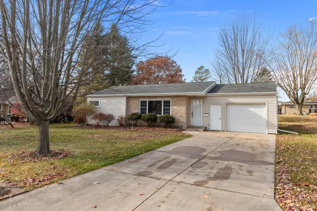 $199,900 | 815 Sunset Avenue, Algoma, WI 54201
