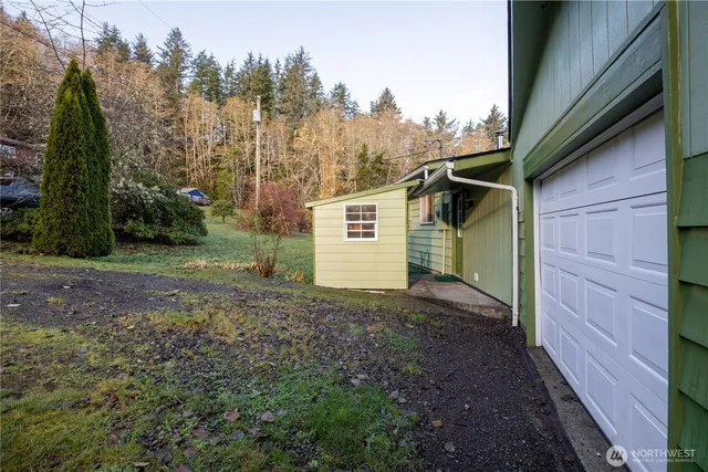 a view of a backyard