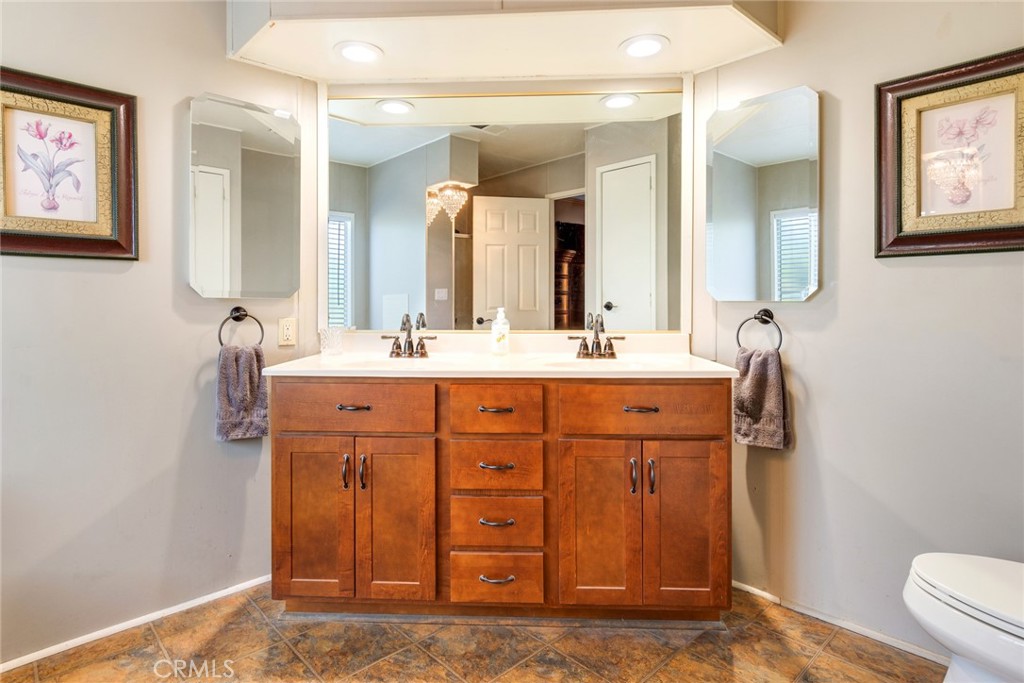 3500 Buchanan Street, Unit 173 Riverside, CA 92503 - Photo 17 of 29 Dual sink in primary