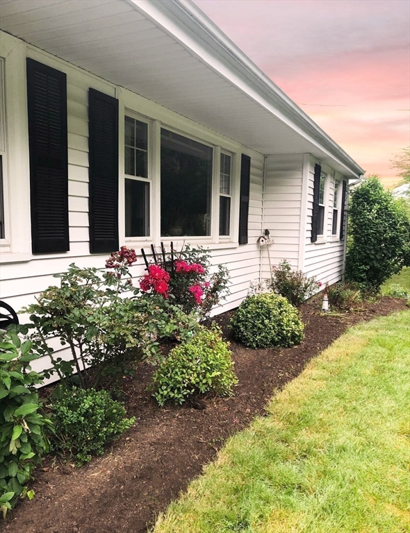 81 Topsfield Road Ipswich, MA 01938 - Photo 27 of 32 a front view of a house with garden