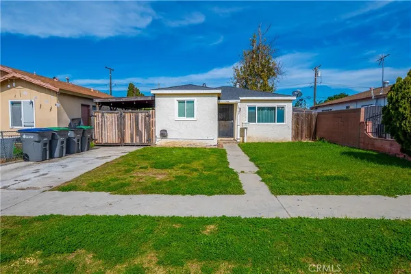 a view of a yard in front of a house