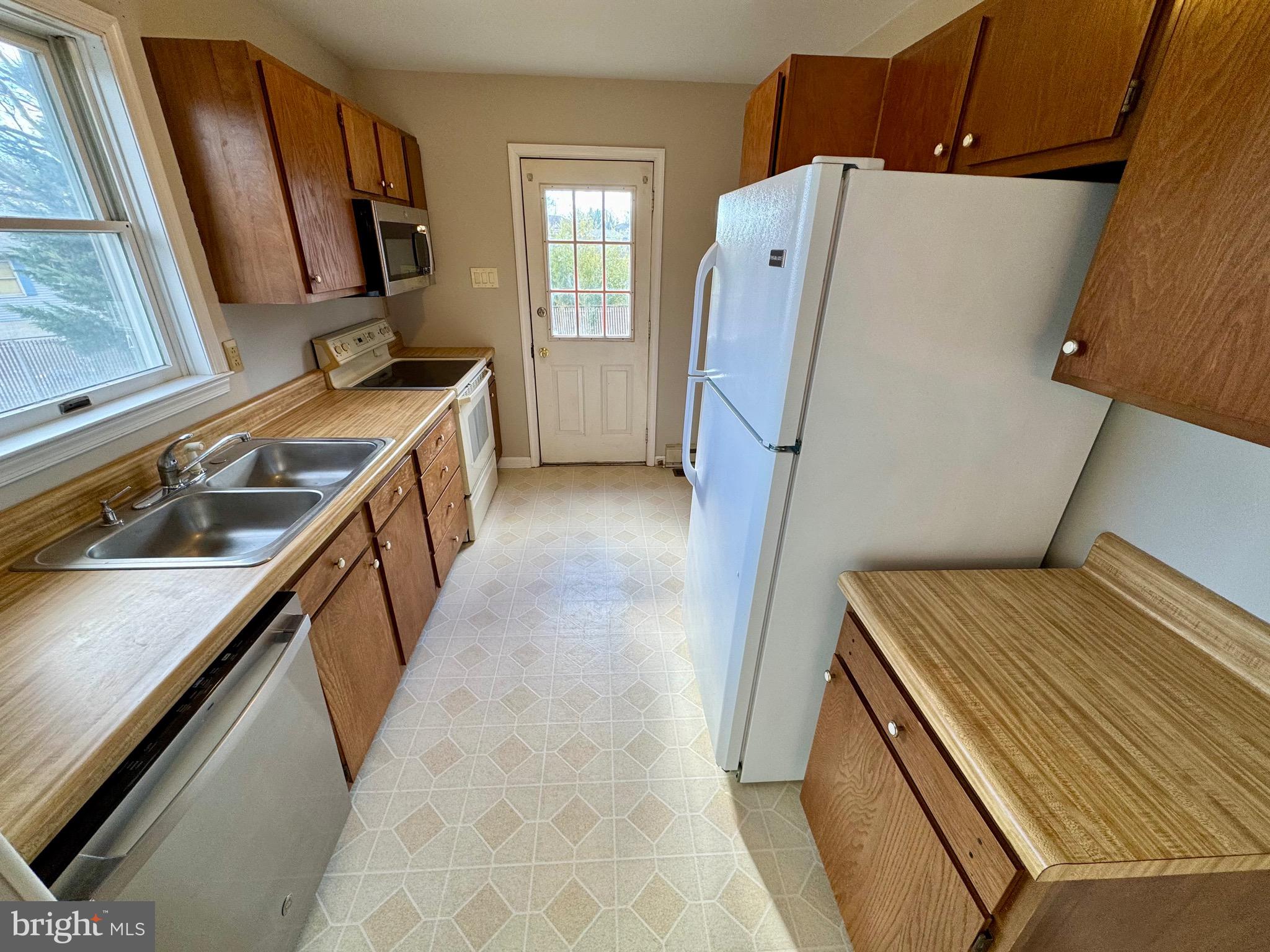 11 Locke Court Newark, DE 19702 - Photo 15 of 28 Kitchen