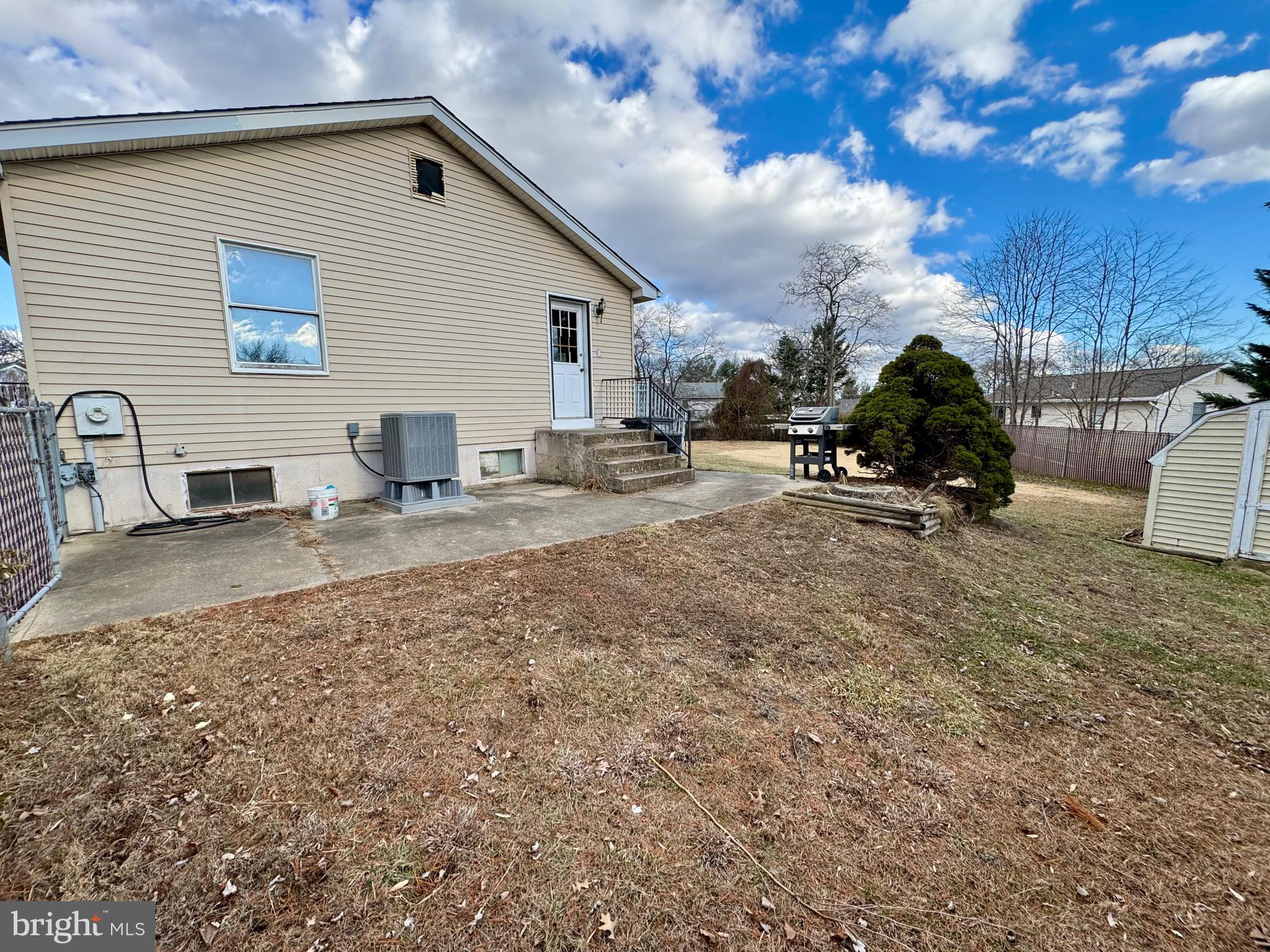 11 Locke Court Newark, DE 19702 - Photo 23 of 28 Side yard
