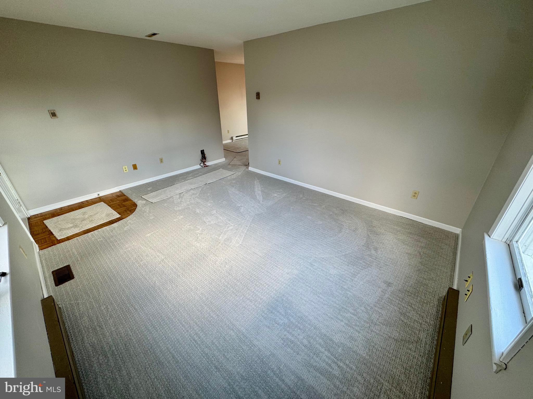11 Locke Court Newark, DE 19702 - Photo 4 of 28 Living Room