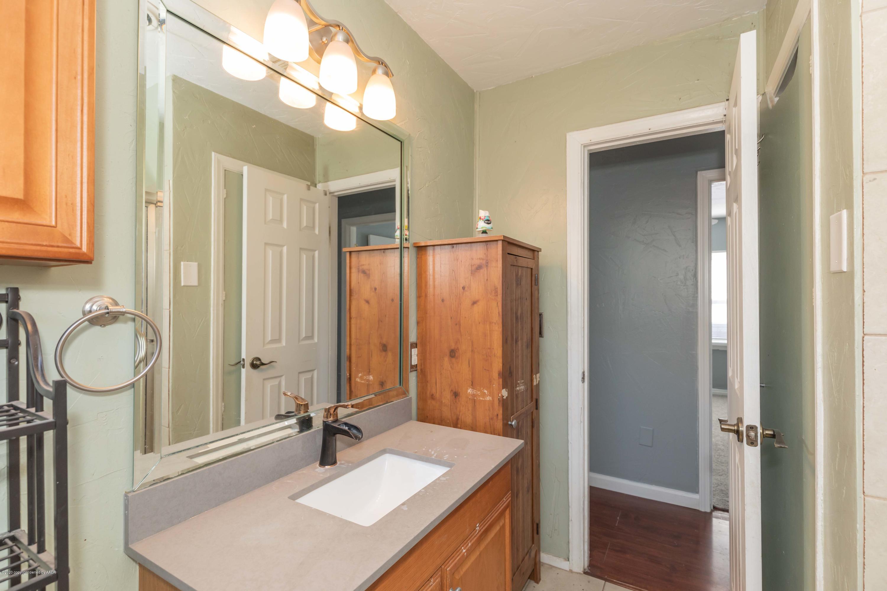 2808 Royal Road Amarillo, TX 79106 - Photo 23 of 26 BATHROOM VIEW 2