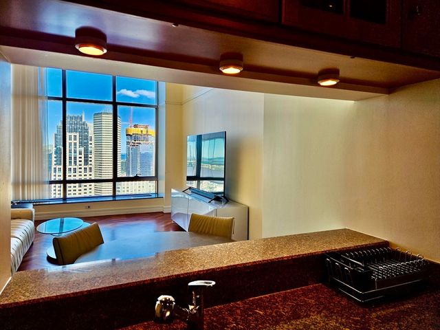 $1,170,000 | 2 Avery Street, Unit PH 1A, Boston, MA 02111