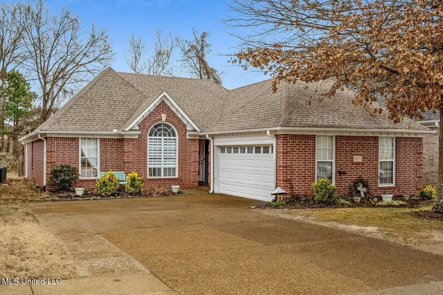 $305,000 | 4978 Graham Lake Drive, Olive Branch, MS 38654