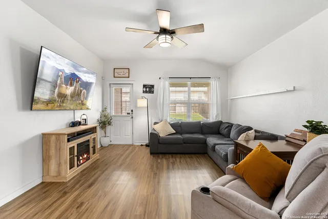 $1,750 | 6417 Hoffman Plain, San Antonio, TX 78252