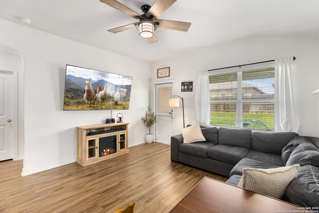 $1,750 | 6417 Hoffman Plain, San Antonio, TX 78252