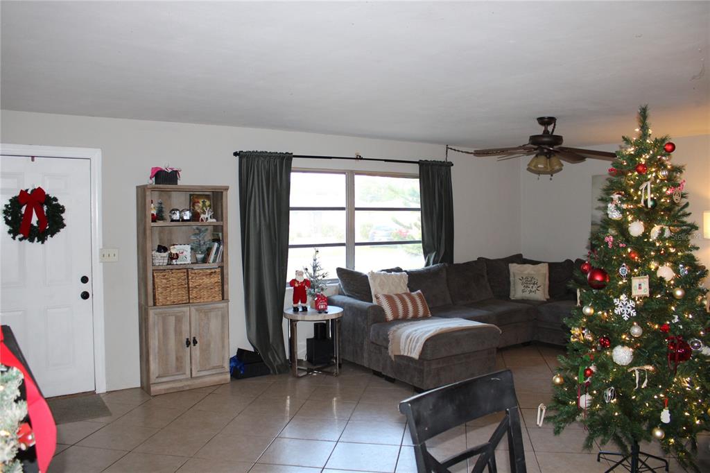11364 79th Avenue Seminole, FL 33772 - Photo 3 of 28 a living room with furniture and flowers
