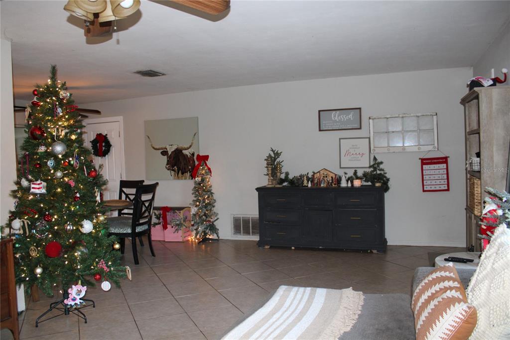 11364 79th Avenue Seminole, FL 33772 - Photo 4 of 28 a living room with furniture and flowers