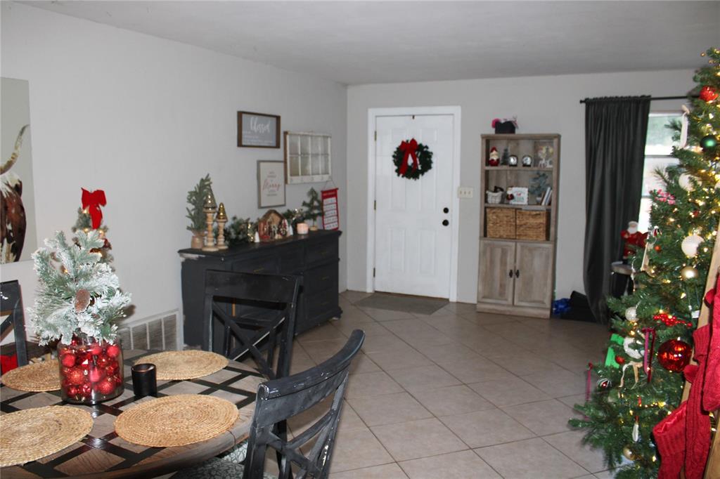 11364 79th Avenue Seminole, FL 33772 - Photo 9 of 28 a living room with furniture and flowers