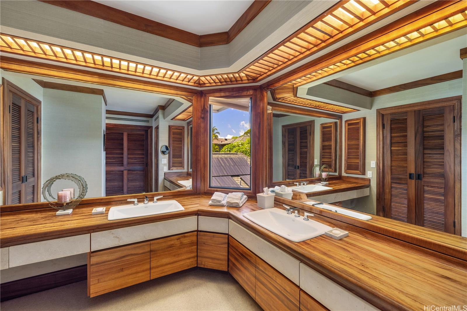 3165 Diamond Head Road, Unit 4 Honolulu, HI 96815 - Photo 17 of 25 a view of a living room kitchen