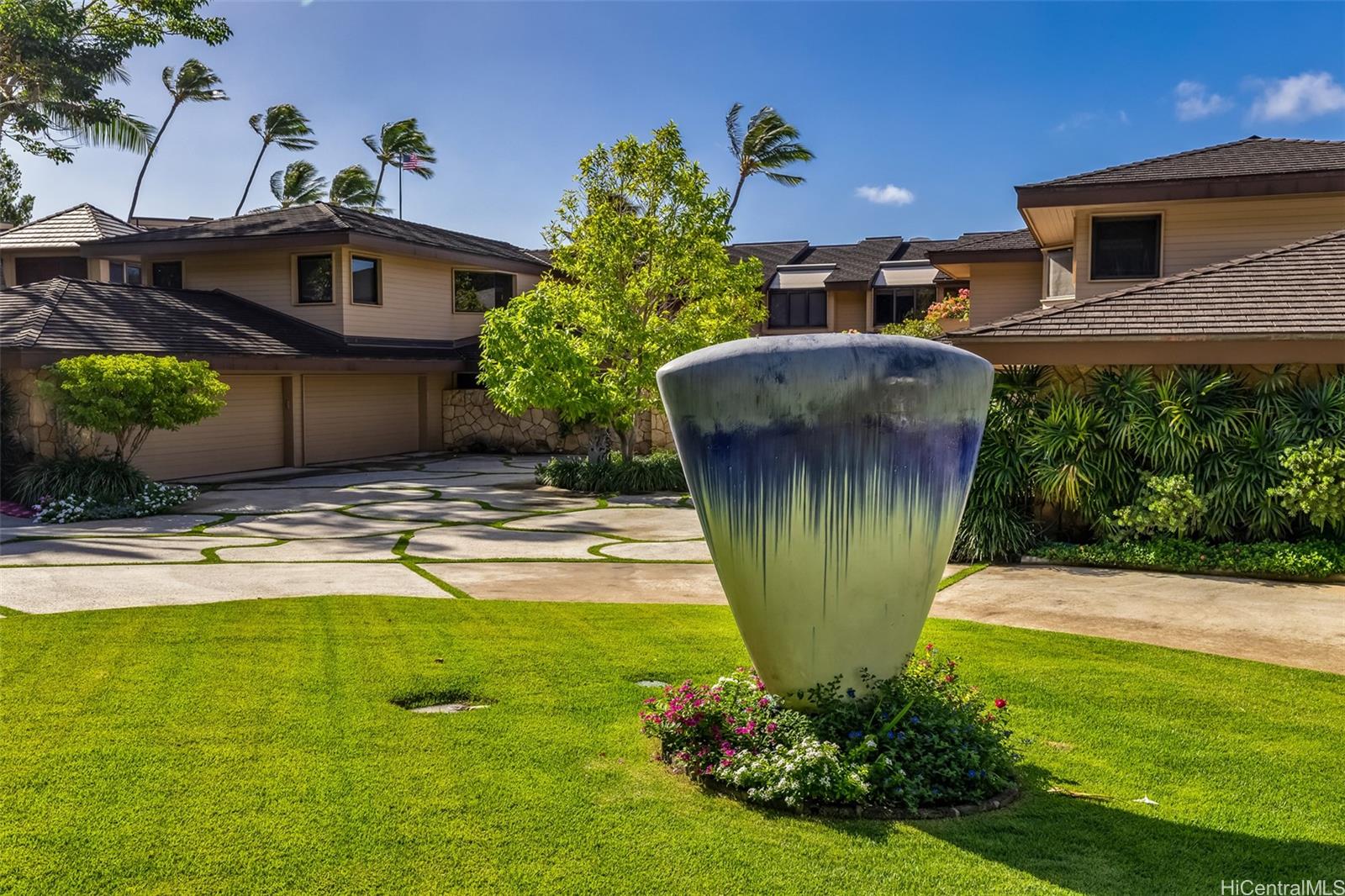 3165 Diamond Head Road, Unit 4 Honolulu, HI 96815 - Photo 5 of 25 a front view of a house with garden