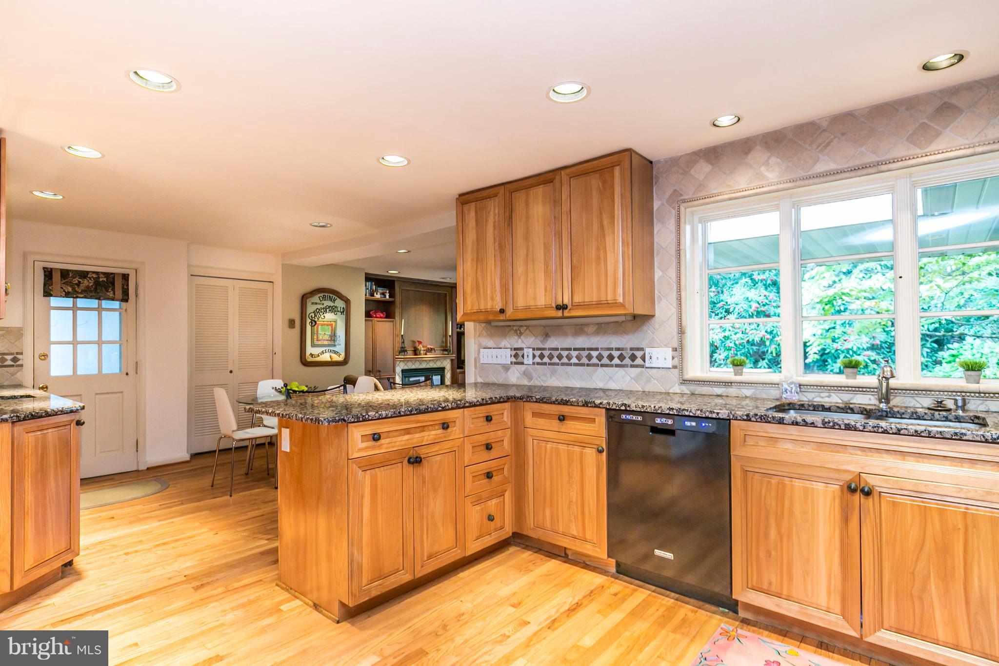 913 Army Road Baltimore, MD 21204 - Photo 7 of 29 Kitchen