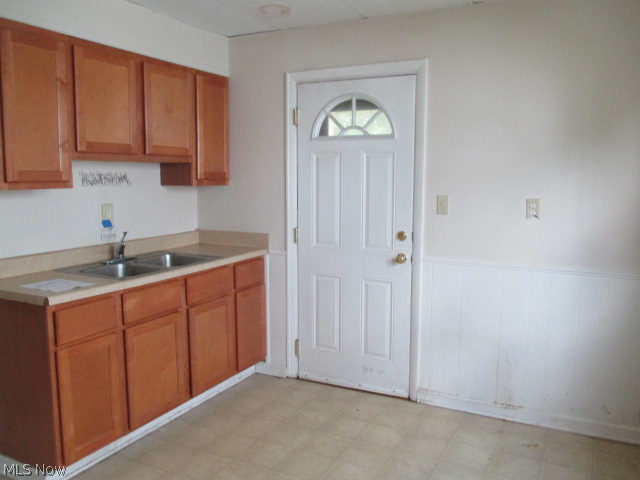 4828 Rockwood Road Cleveland, OH 44125 - Photo 9 of 18