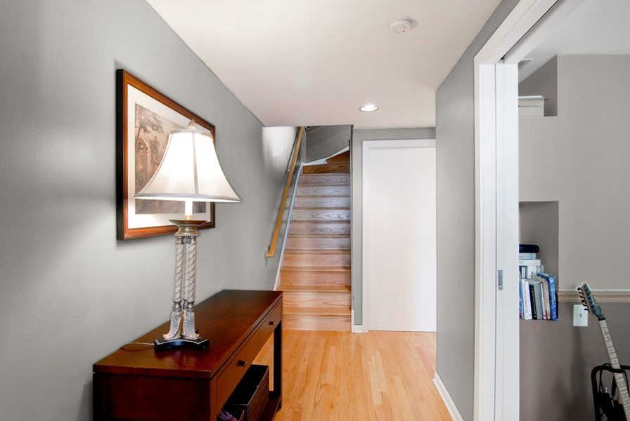 1722 North Bissell Street Chicago, IL 60614 - Photo 7 of 8 a view of a hallway with workspace